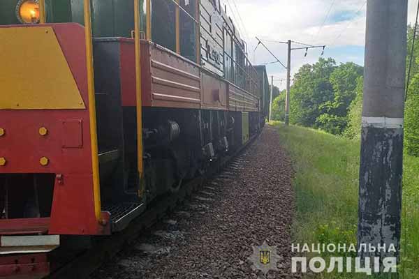 На Полтавщині потяг смертельно травмував чоловіка, який сидів за межами залізничного полотна поряд із колією