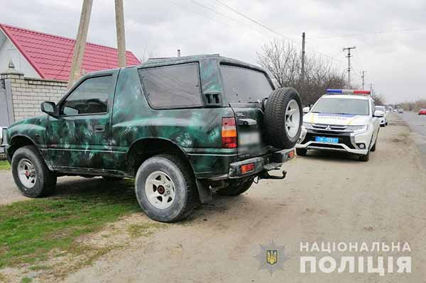 рухаючись заднім ходом з двору, здійснив наїзд на жінку-велосипедиста