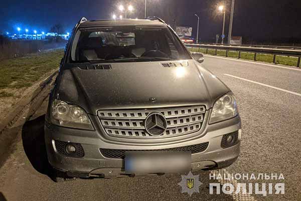 На трасі Київ - Харків позашляховик збив полтавку: постраждала з травмами госпіталізована до лікарні