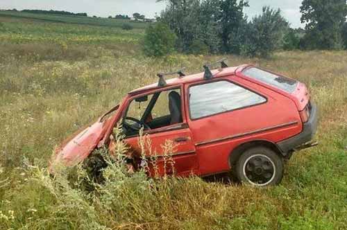 На Полтавщині Ford Transit та ЗАЗ-1102 не розминулись на дорозі, двоє людей у лікарні