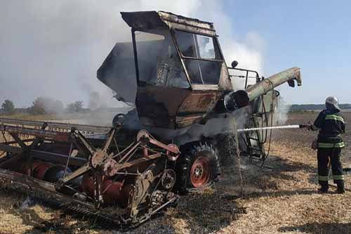 На полі у Шишацькій громаді згорів комбайн – комбайнер з опіками у лікарні 