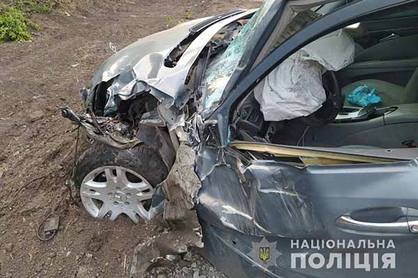 На Полтавщині Mercedes влетів у трактор: водій травмований