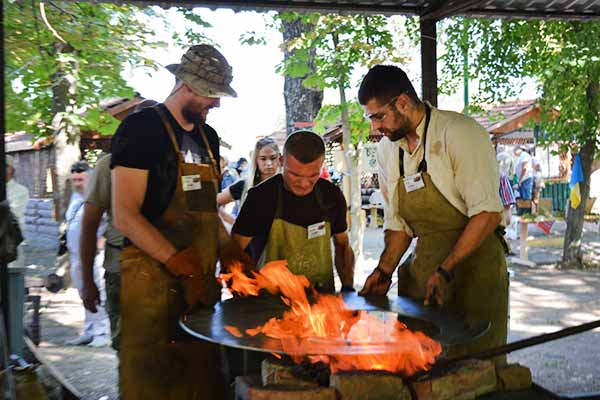 У Миргороді проходить сьомий Український ковальський фестиваль ножових майстрів
