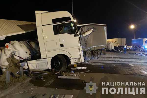 На Полтавщині зіткнулися дві вантажівки: один з водіїв у лікарні