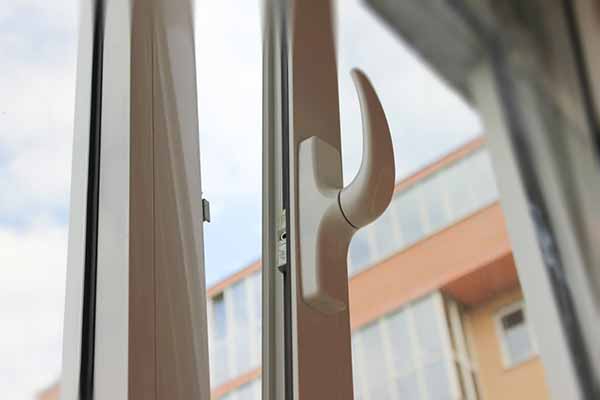 На Полтавщині з вікна третього поверху випала восьмирічна дитина