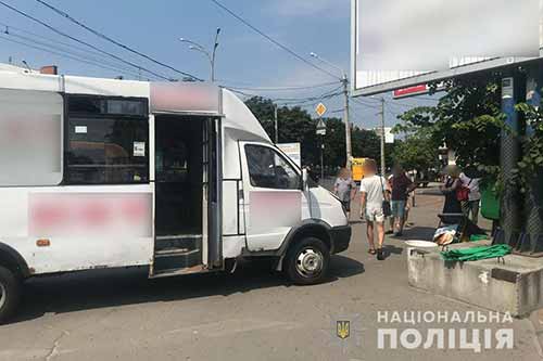 ДТП у Полтаві: маршрутне таксі наїхала на продавчиню квасу