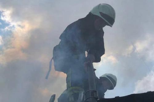 На Гребінківщині горів житловий будинок: вогонь охопив 90 квадратних метрів покрівлі