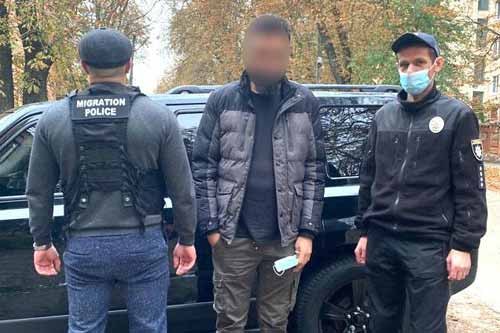 Нелегала з Пакистану, якого виявили у Полтаві, притягнуть до відповідальності та видворять з України