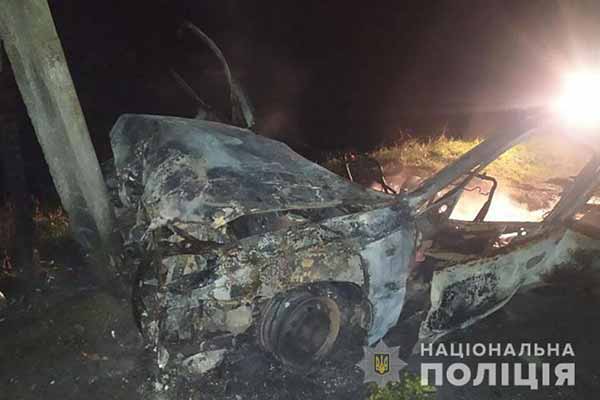На Полтавщині автомобіль Lanos в’їхав в електроопору та згорів, а водій втік з місця події