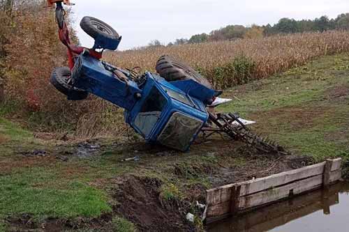 На Полтавщині перекинувся трактор: водій загинув