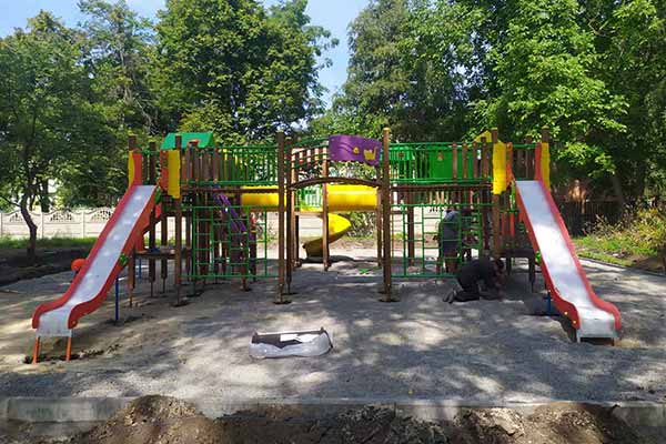 У Пирятині триває облаштування дитячого майданчика на Полтавській