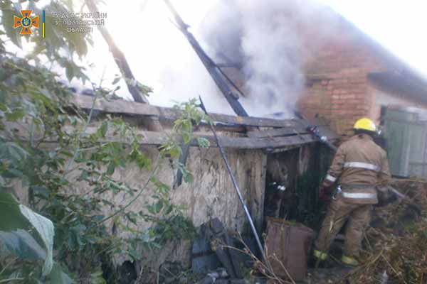 У Лубенському районі вогонь знищив господарчу споруду