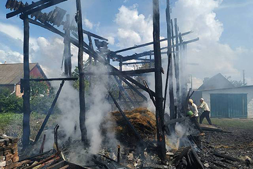 На Гребінківщині згорів сінник із тонною кормів