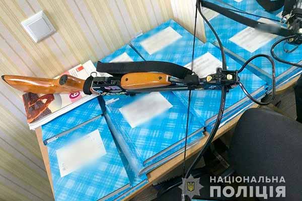 На Полтавщині колишня учениця поранила двох педагогів з арбалету