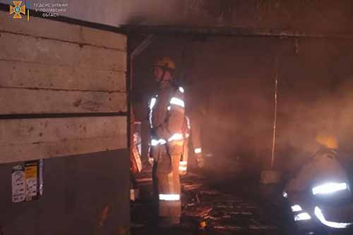 У Лубнах горів гараж: власник отримав опіки