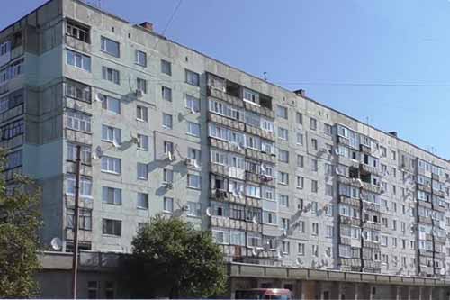 У Лубнах з вікна шостого поверху випала неповнолітня дівчина