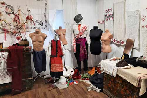 Поліція Полтавщини просить допомоги в пошуку крадіїв експонатів приватного музею