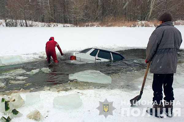 На Полтавщині п'яний водій «пустив» свій автомобіль під кригу