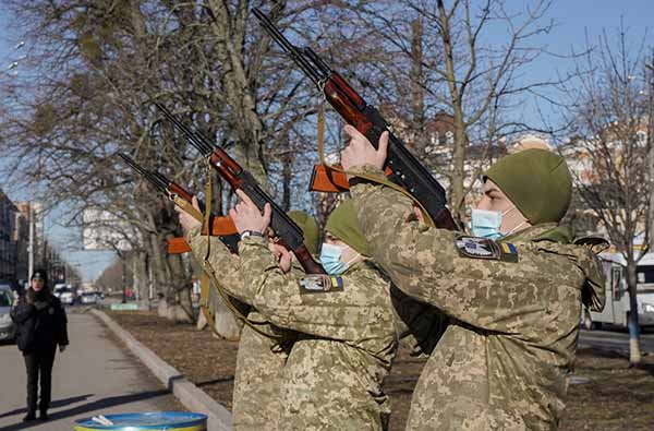 Вшанування Небесної Сотні у Полтаві: ритуальний церемоніал, хода пам’яті, віче «З Україною назавжди!»