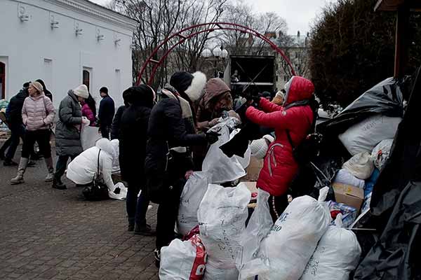 Овочі, одяг та засоби гігієни: жителі Полтавщини об’єднались для збору гуманітарної допомоги