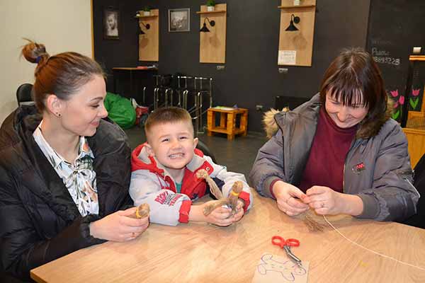 У Лубнах проводять арт-терапію для жінок з дітьми та людей похилого віку