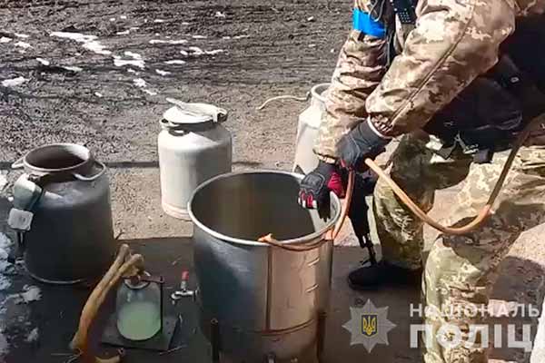 На Полтавщині поліція вилучила та вилила близько 7000 літрів незаконного алкоголю