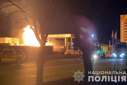 ДТП на Полтавщині: мікроавтобус на АЗС врізався в ємність з газом та вщент згорів 