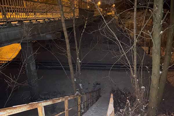 На Полтавщині на залізничну колію з мосту впав неповнолітній