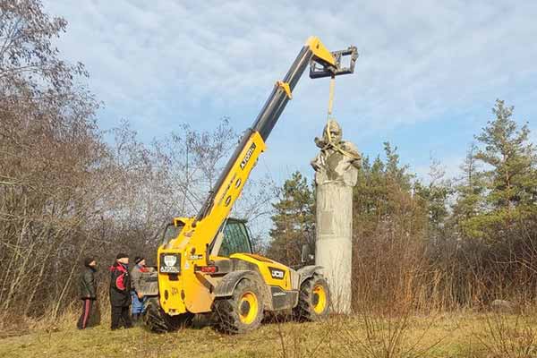 З Полтавщини до Путивля:три комуністичні пам'ятники перевезли до музею «Парк Радянського періоду»