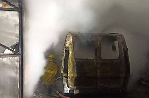 На Миргородщині у гаражі вщент згорів автомобіль