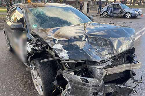 В Кременчуці зіткнулися Audi та Mercedes, є травмований