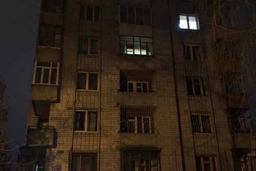 Упав на дах магазину: У Пирятині чоловік випав з вікна 5-го поверху