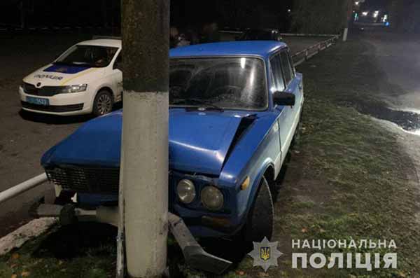 П'яний водій ВАЗу намагався втекти від поліцейських у Миргороді та в'їхав в електроопору 