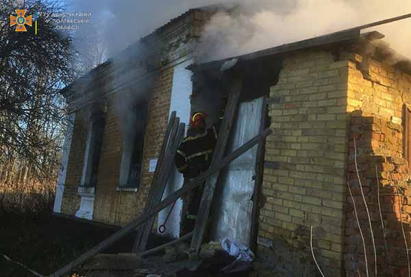 У Гребінці горіла занедбана будівля