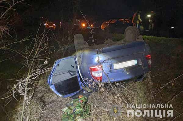 На Полтавщині автомобіль перекинувся у кювет: водій загинув