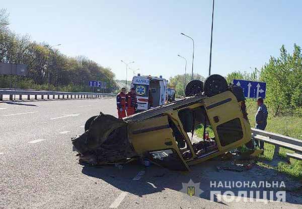 На Полтавщині загинула пасажирка легковика, який виїхав за межі проїзної частини та перекинувся