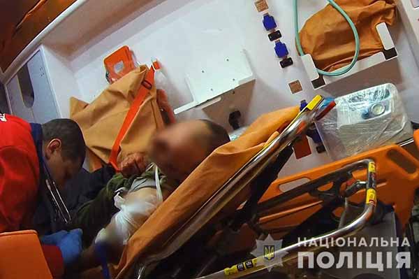 На Полтавщині правоохоронці врятували життя чоловікові, який отримав вогнепальне поранення