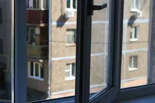 На Полтавщині 84-річний чоловік випав з вікна квартири