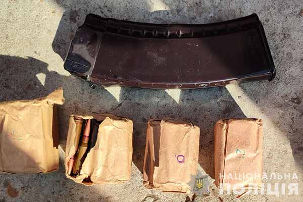 На Полтавщині поліція вилучила у мешканця Миргородщини зброю, набої та вибухонебезпечний предмет