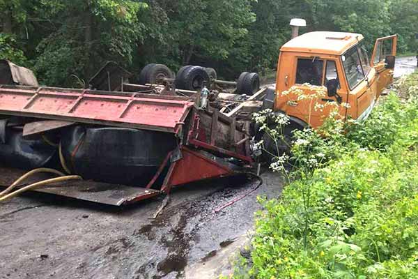 На Полтавщині перекинулася вантажівка з добривом