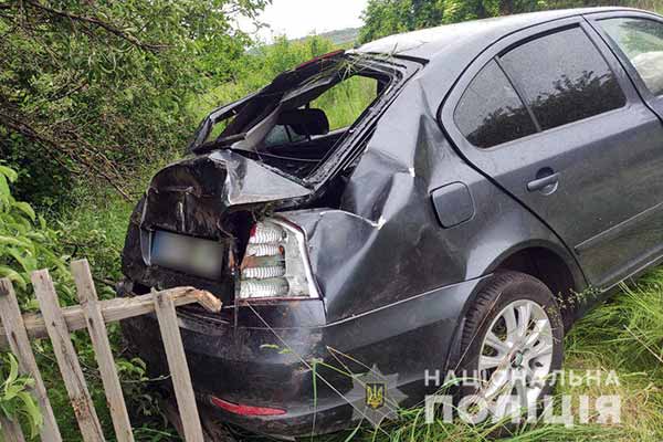 На Полтавщині автомобіль «Шкода Октавіа» злетів у кювет: пасажирку госпіталізували 