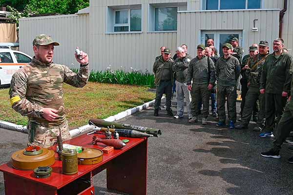 На Полтавщині спеціалісти вибухотехнічної служби поліції навчали бійців добровольчого формування основ безпеки й тактики при виявленні загроз війни