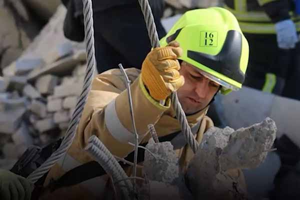 Полтавські рятувальники розповіли про ліквідацію наслідків ворожих обстрілів у Харкові