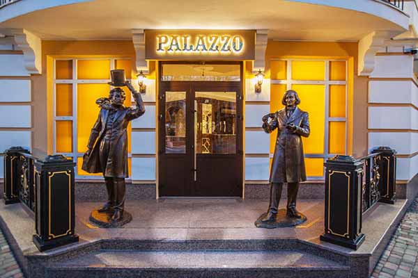 У Полтаві власниця готелю Premier Hotel Palazzo планує прибрати скульптуру Олександра Пушкіна 