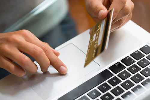 На Полтавщині поліція вручила підозру у шахрайстві жінці, яка понад 30 разів ошукала односельця 