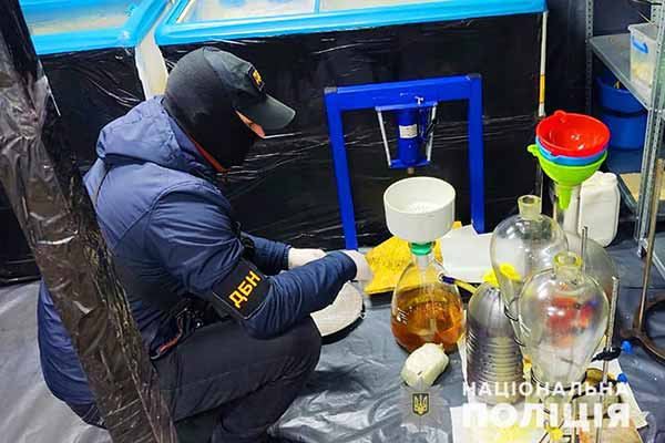 На Полтавщині правоохоронці припинили діяльність потужної нарколабораторії