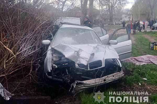 На Полтавщині автомобіль BMW в'їхав в електроопору — загинув пасажир та травмувався водій
