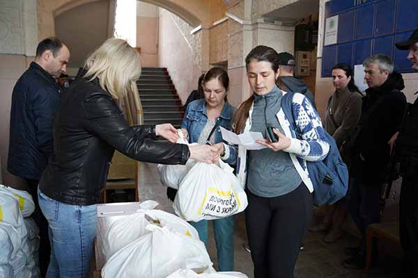 Сьогодні Полтавська ОВА розпочала роздачу продуктових наборів для переселенців