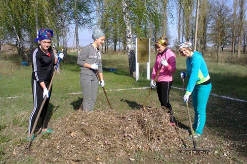 Тарасівські учні прибрали територію Пирогової левади