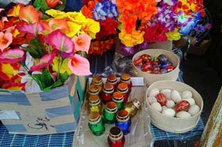 Чи варто нести на кладовище штучні квіти?